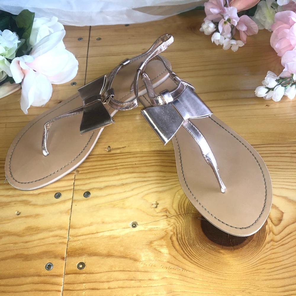 🔥 Rose Gold T-strap Sandals 🔥